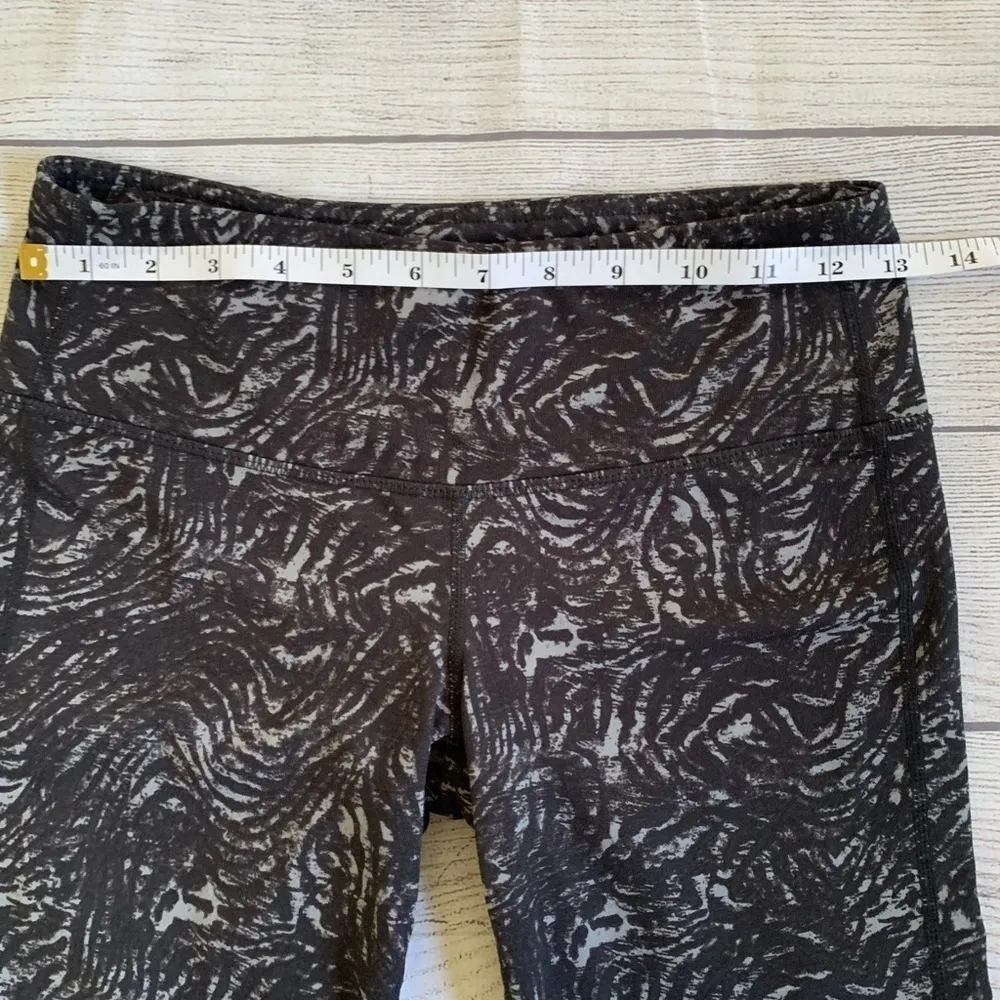 Athleta Zebra Chaturanga Capri Leggings Small - Image 7