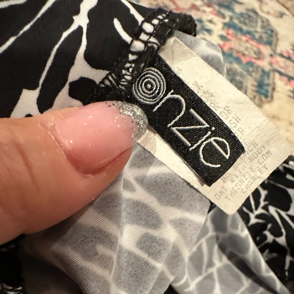 Onzie  womens Black White Patterned Leggings M/L - Image 5