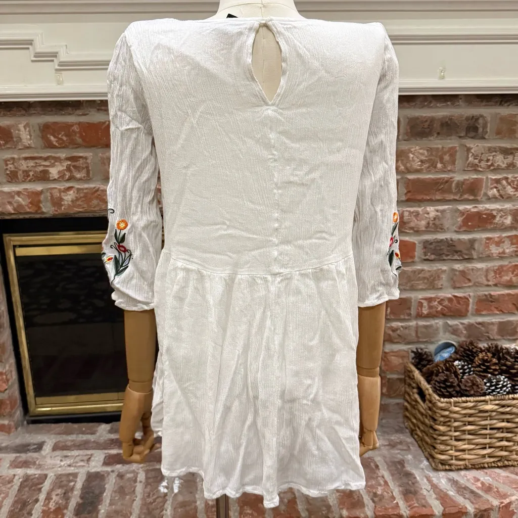 Forever 21 White Mini Dress with Floral Embroidery - Image 7