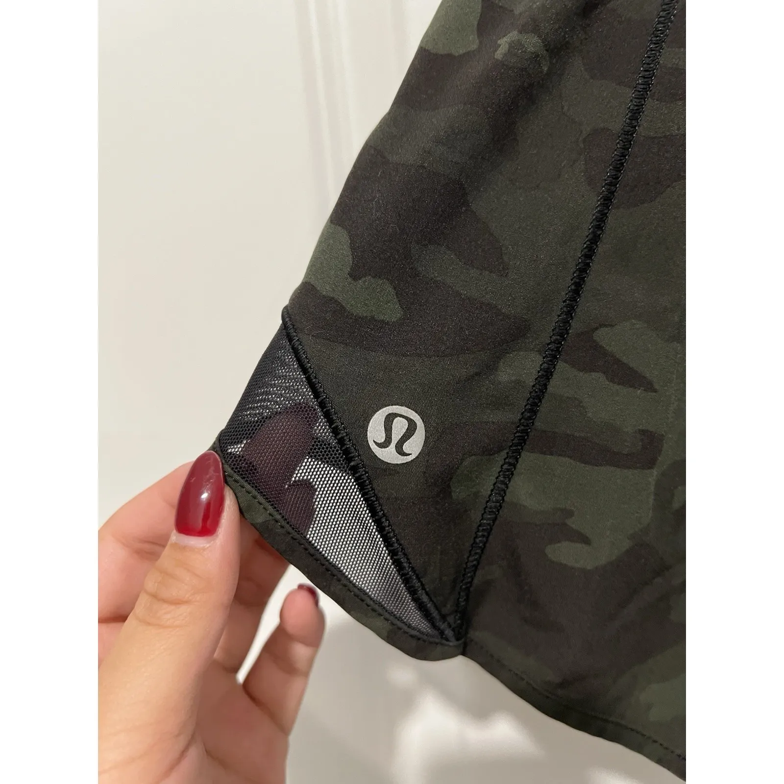 Lululemon Hotty Hot Short II Long 4" Incognito Camo Multi Gator Green/Black Sz 4 - Image 3