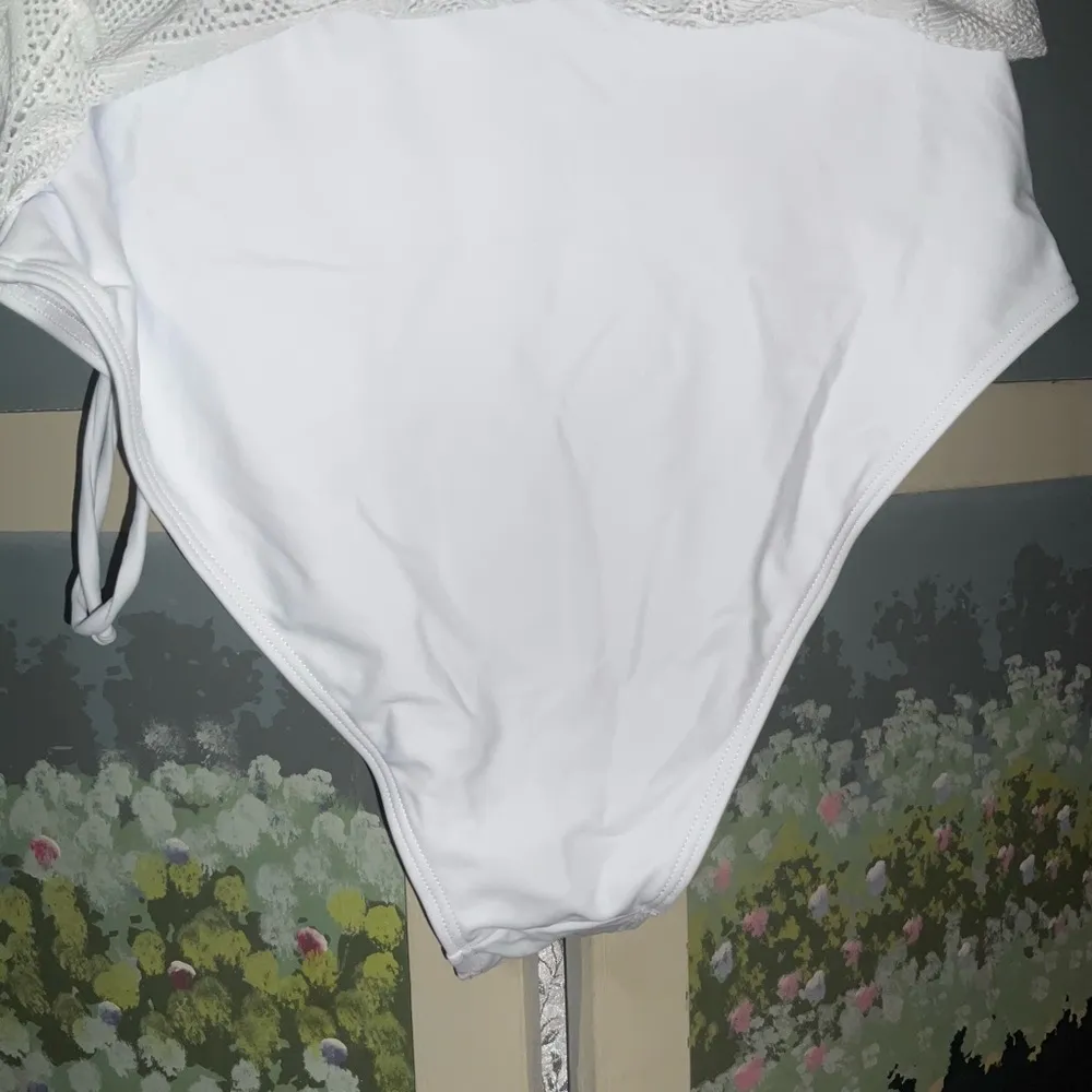 Cupshe White Lace Retro Swim Skirt, new, in original pouch, sold out style - Image 9