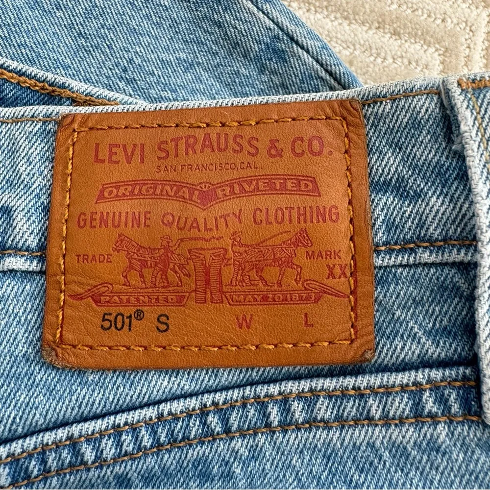Levi’s 501 Straight Jeans Raw Hem Medium Wash - Image 7