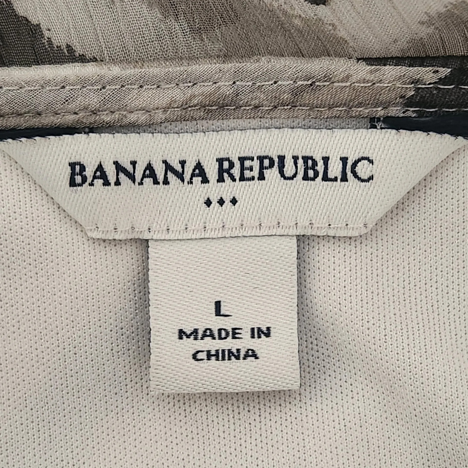 Banana Republic Gray and Taupe Zigzag Stripe Blouse Size Large - Image 7