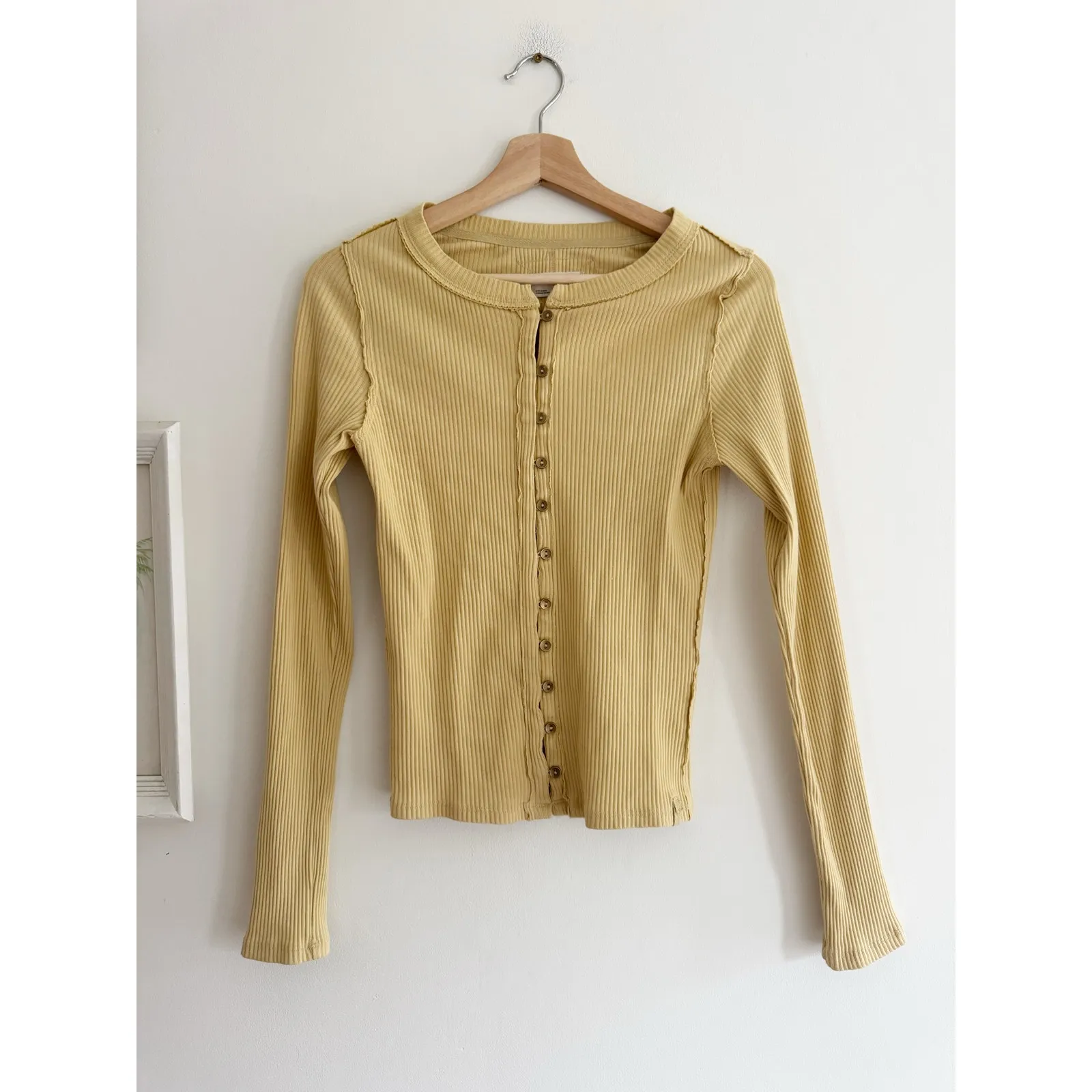 FREE PEOPLE Its On Cardi Shirt in Moonstone Yellow Size Medium - Image 4