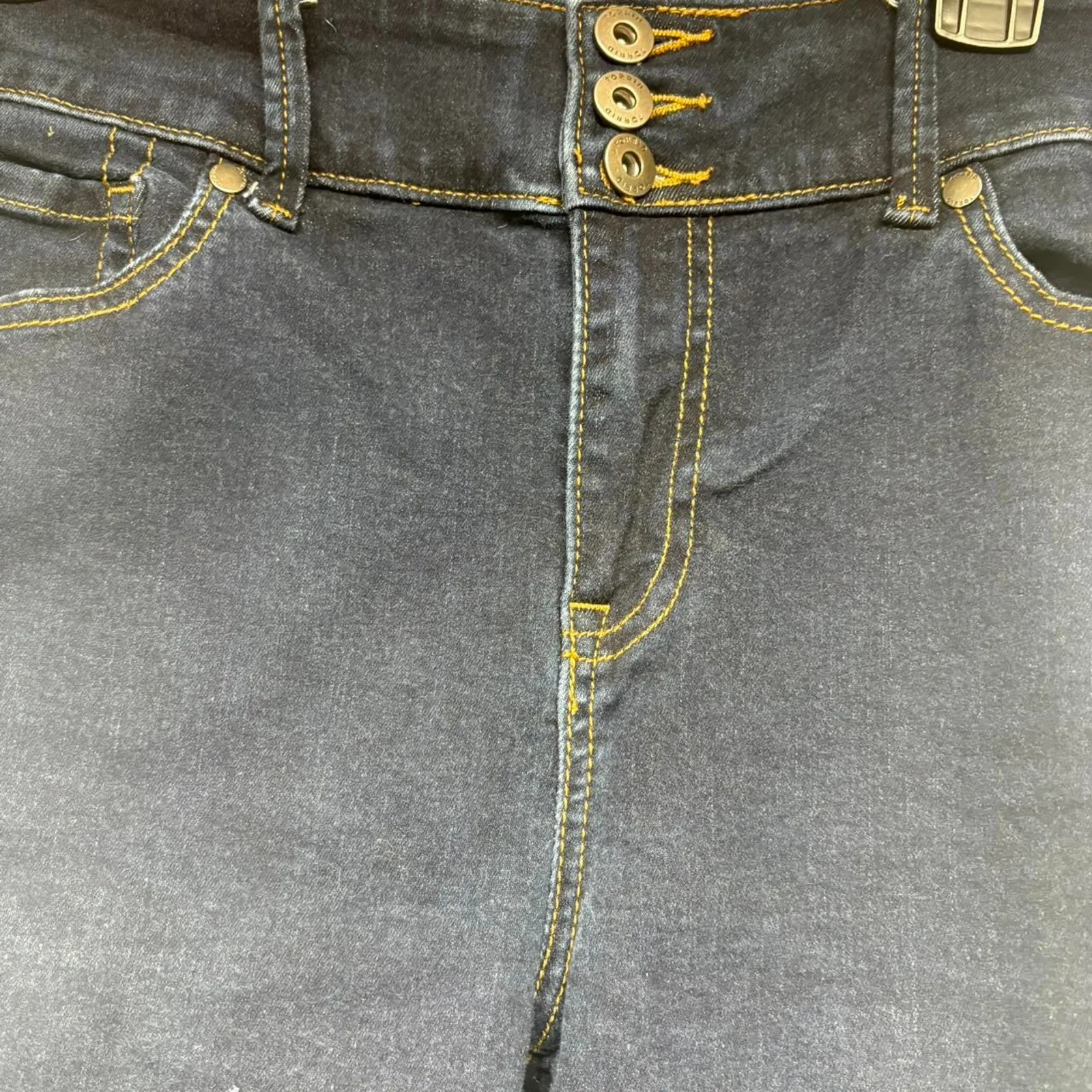 Torrid  dark wash jegging - Image 3
