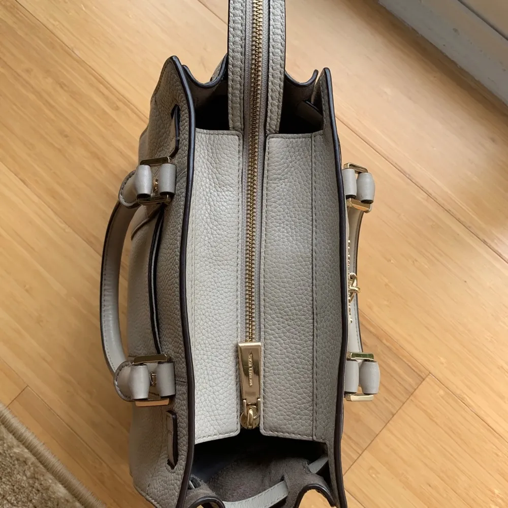 Micheal kors purse - Image 11