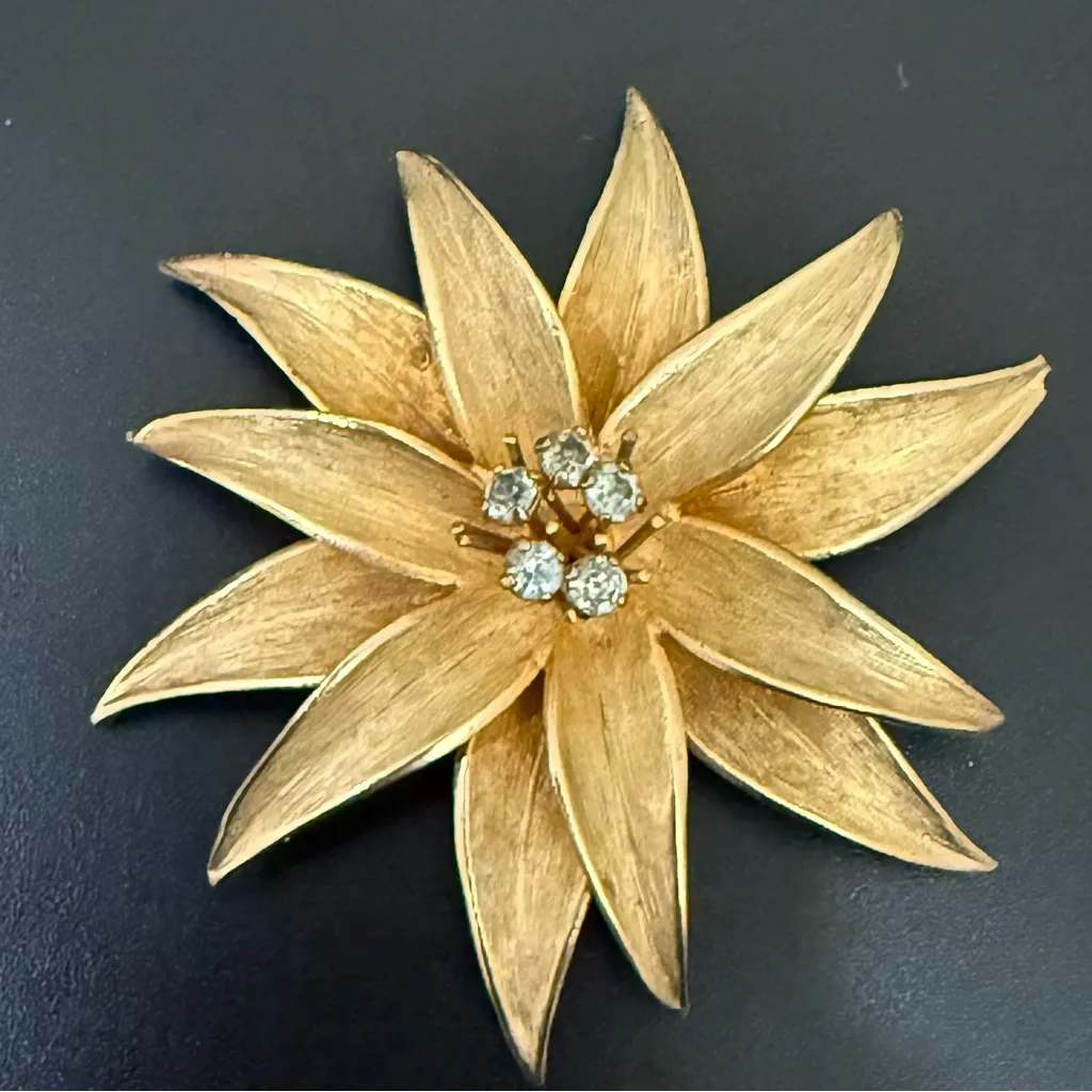 Vintage Unsigned Textured Gold Tone Rhinestone Center 3D Flower Brooch 25g. - Image 2