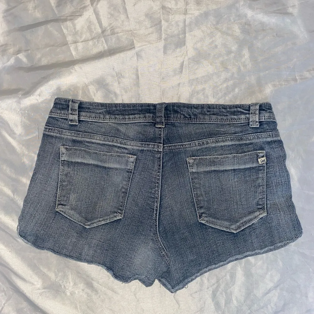 y2k lei medium wash denim micro mini shorts - Image 5