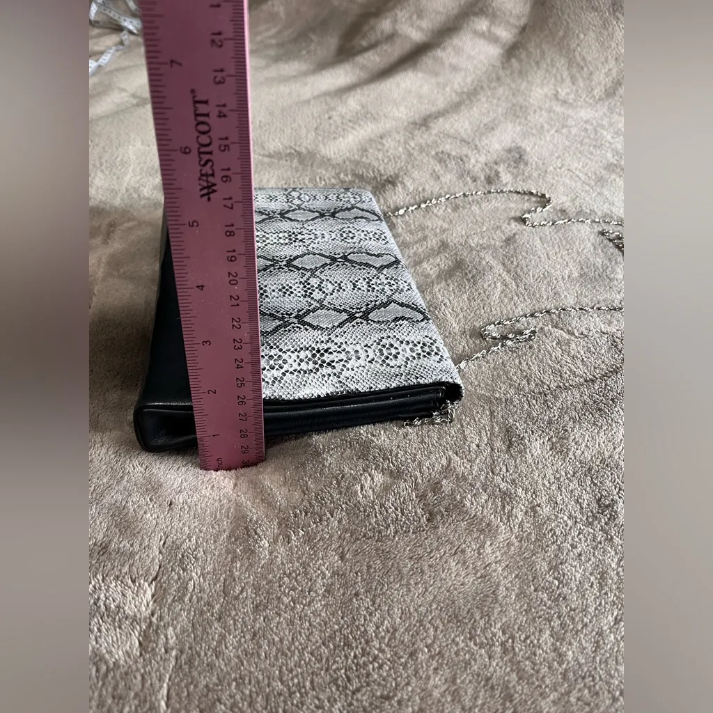 Chic Snakeskin Print Purse Clutch Handbag Metal Chain Strap EUC Black - Image 8