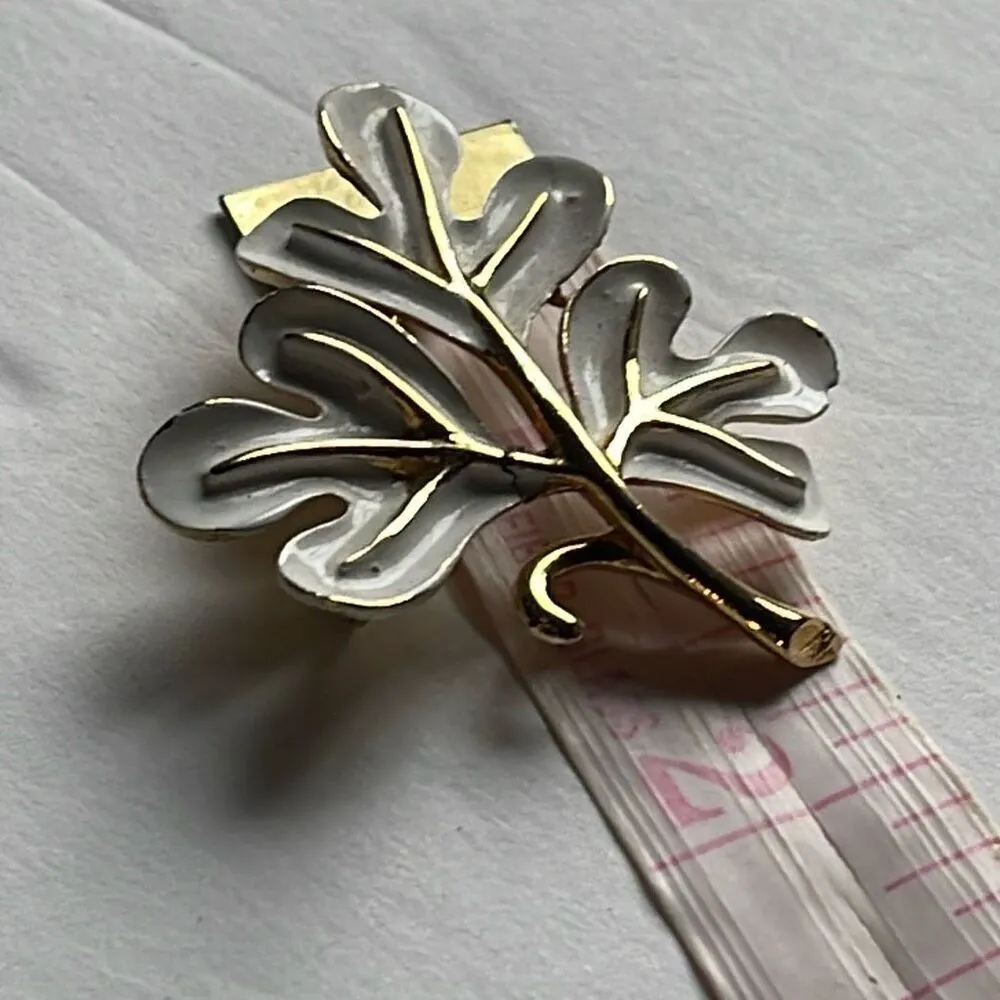 Vintage enamel leaf open cut leaf brooch Gold - Image 4