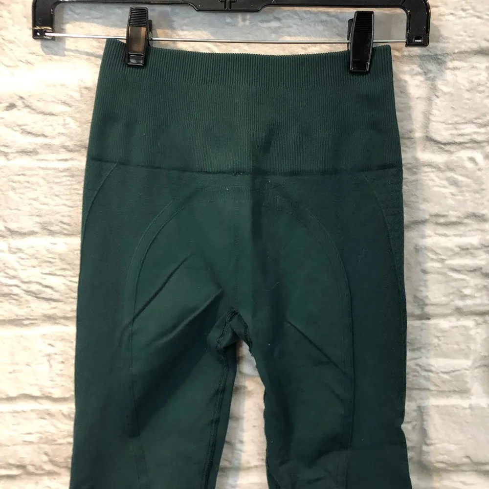 Lululemon 2/4 Forest Green Textured Ribbed HW Sculpt Knit Cropped Leggings - Image 3