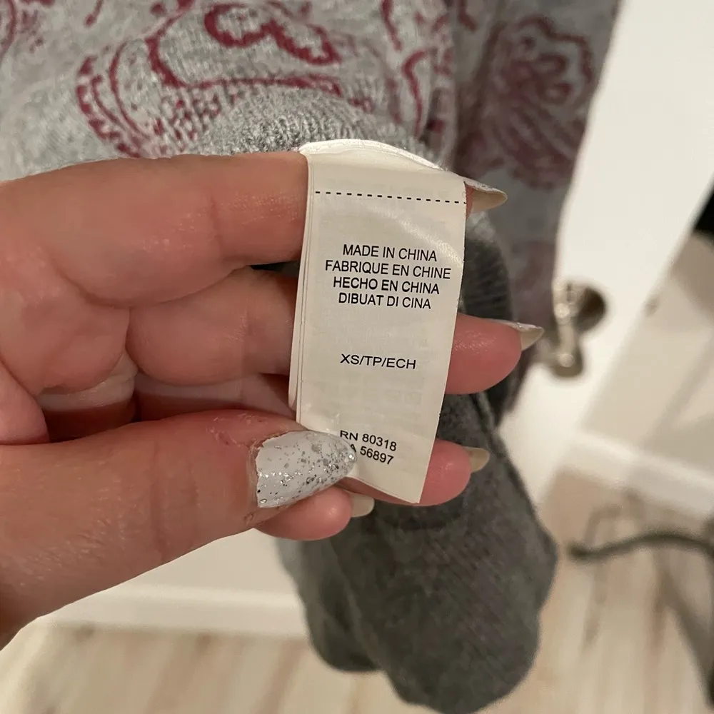 Lucky brand Paisley Print Gray and purple open back sweater Women's Top XS - Image 4