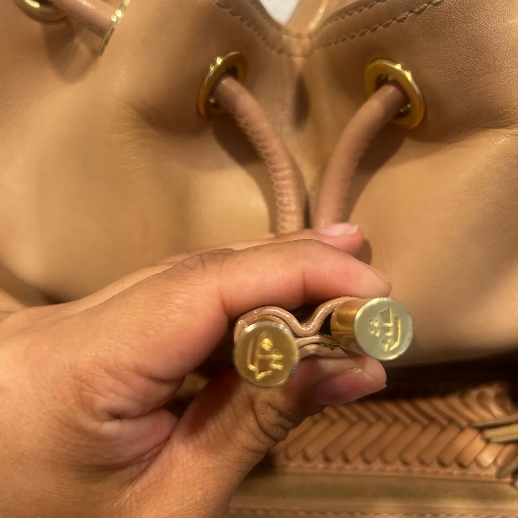 Brahmin Melbourne Bucket Shoulder Bag Tan. - Image 4