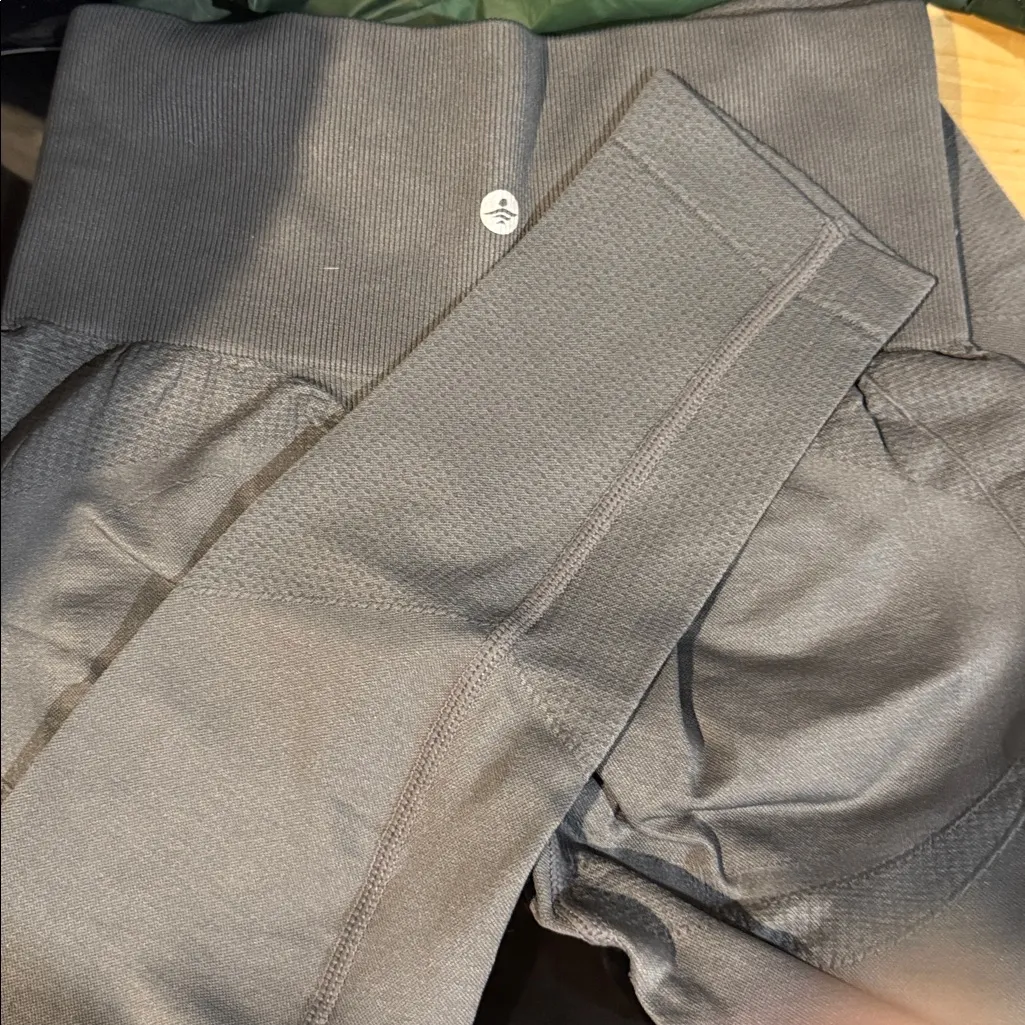 NWT size S HALARA seamless flow high waisted tummy control button lifting 7/8 - Image 10