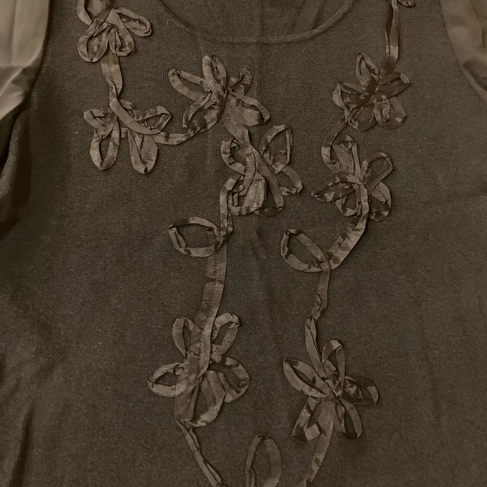 Cable & Gauge Black Short Sleeve Stretchy Sweater Shirt w/ Raised Floral Pattern - Image 3