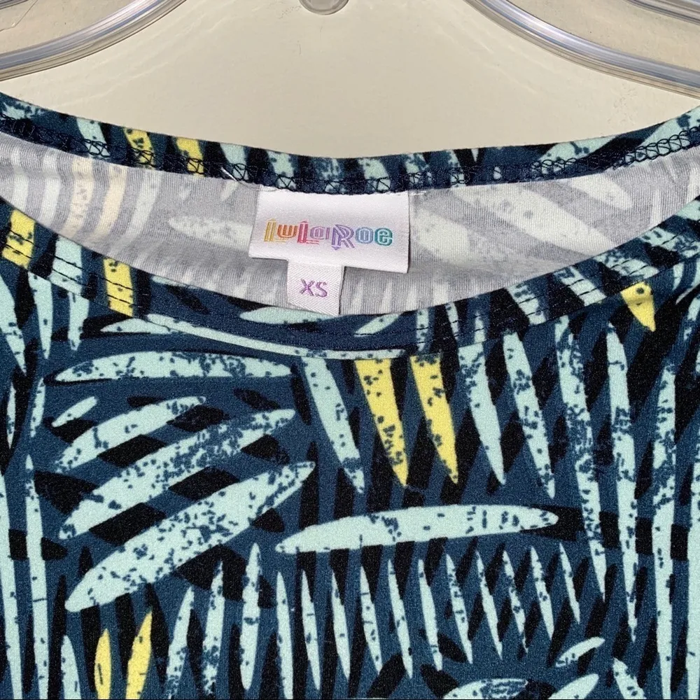LuLaRoe XS Irma super soft top hi low geometric design short sleeve - Image 4