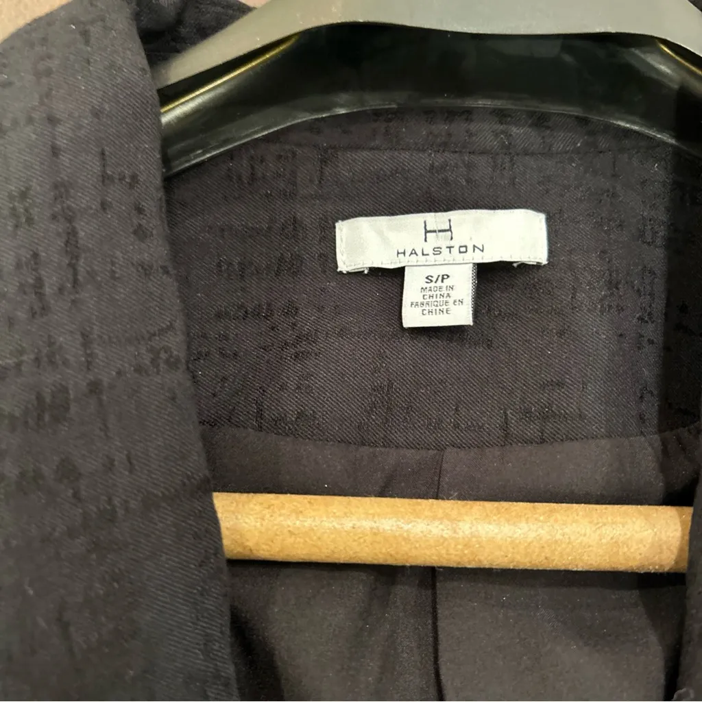 Halston Women Textured‎ Blazer Sz S Blk With Gold Lapel Long Sleeve - Image 3