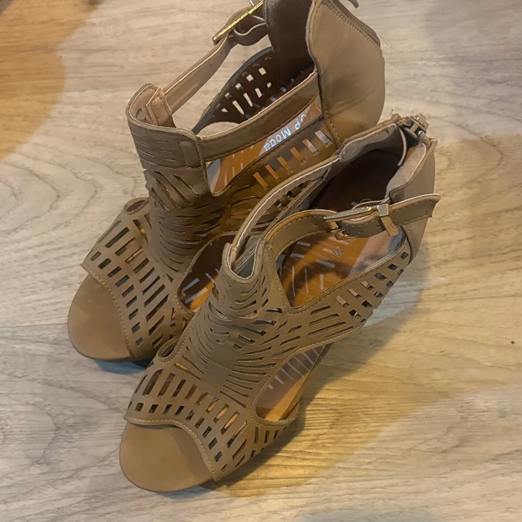 TOP Moda Brown Cutout stacked tan gladiator heels size 9 - Image 16