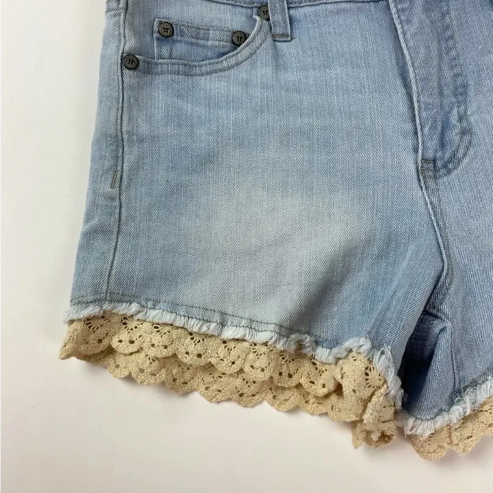 Altar’d State Pantera Light NWT Crocheted Hem Shorts Size 26/3 - Image 3