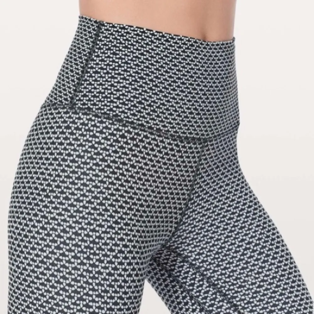 Rare Lululemon Align Monochromatic Ice Grey Black 21” Crop Pant Size 4 - Image 2