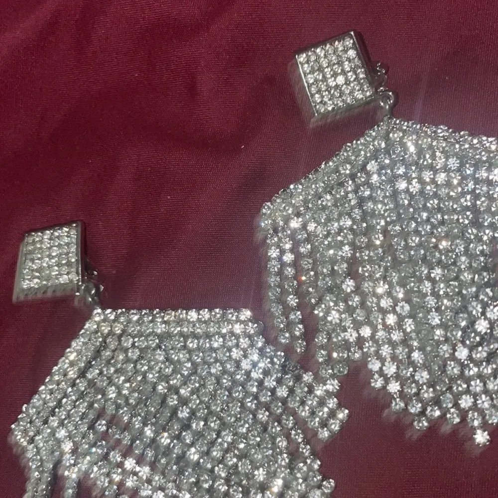 chandelier earrings. - Image 5