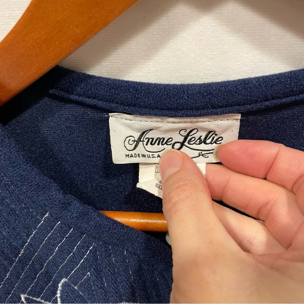 Adorable vintage navy blue floral embroidered pearl snap maxi robe cottagecore Size XL - Image 5