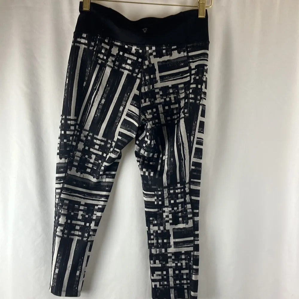 Betsey Johnson black and grey geo print athletic capris woman’s size small - Image 5