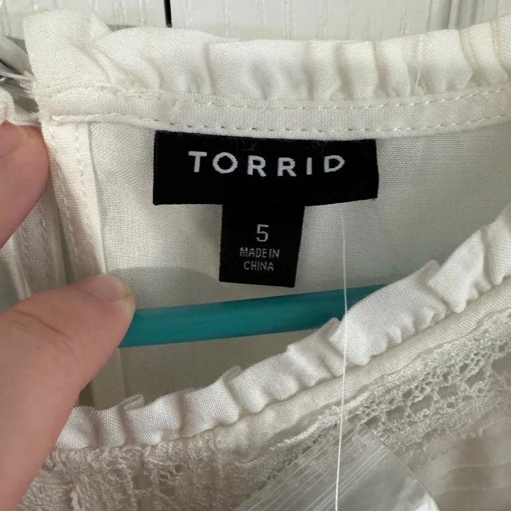 Torrid Eyelit Pintuck Detail Cloud Dancer top size 5XL - Image 6