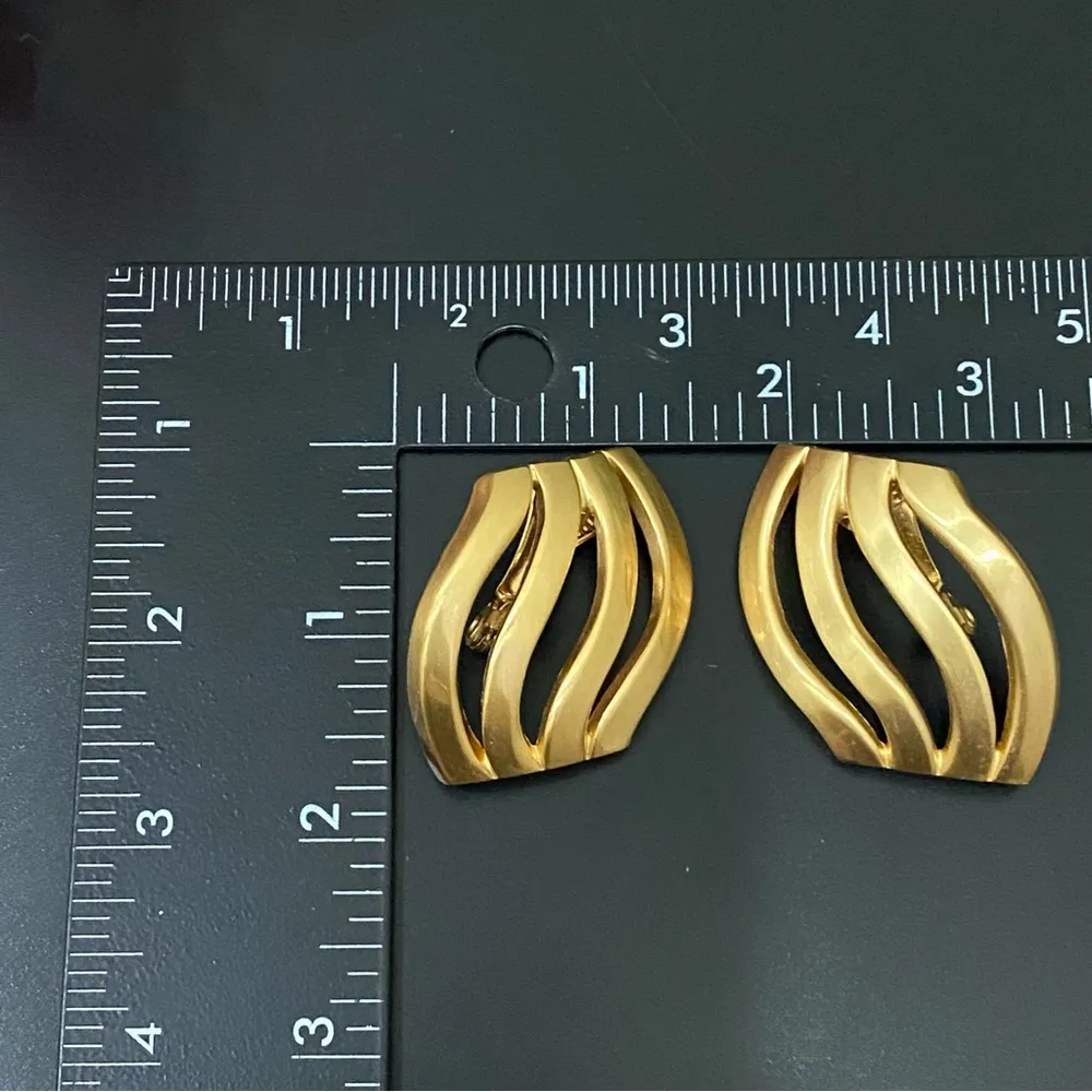 Unique Vintage 80’s Unsigned Gold-tone Sheet Runway Large Clip On Earrings 31g - Image 6