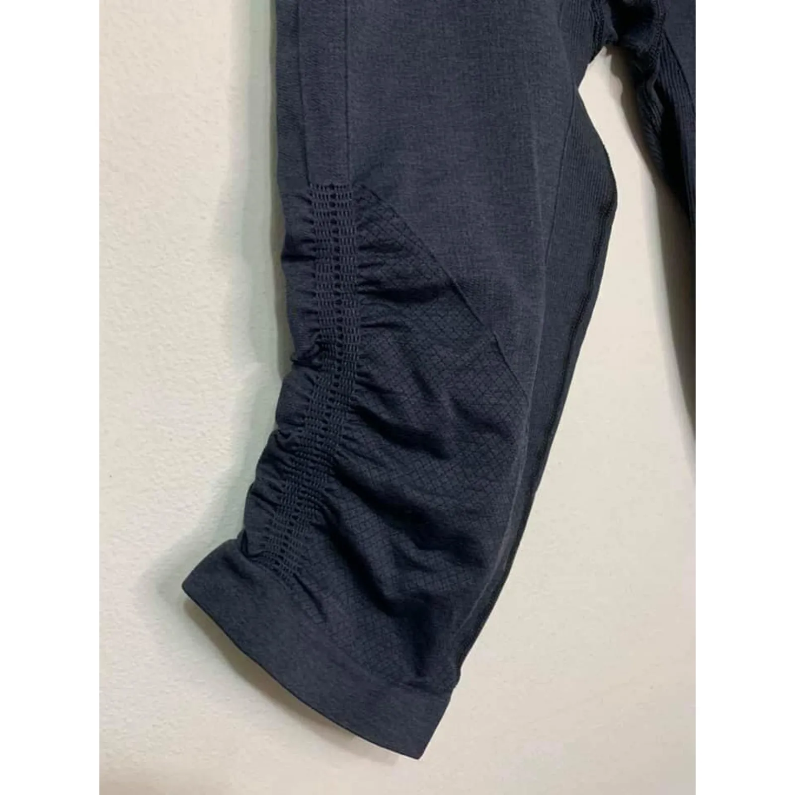 Lululemon Scrunch in the Flow Heathered‎ Grey Crop Gray Size 6 - Image 3