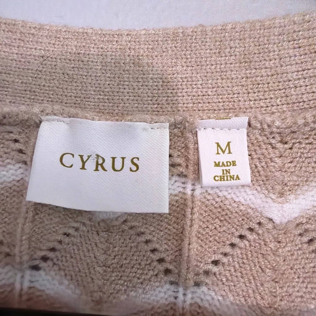 Cyrus Women's Cable Knit V Neck Button Front Cropped Cardigan Sweater Size M - Image 4