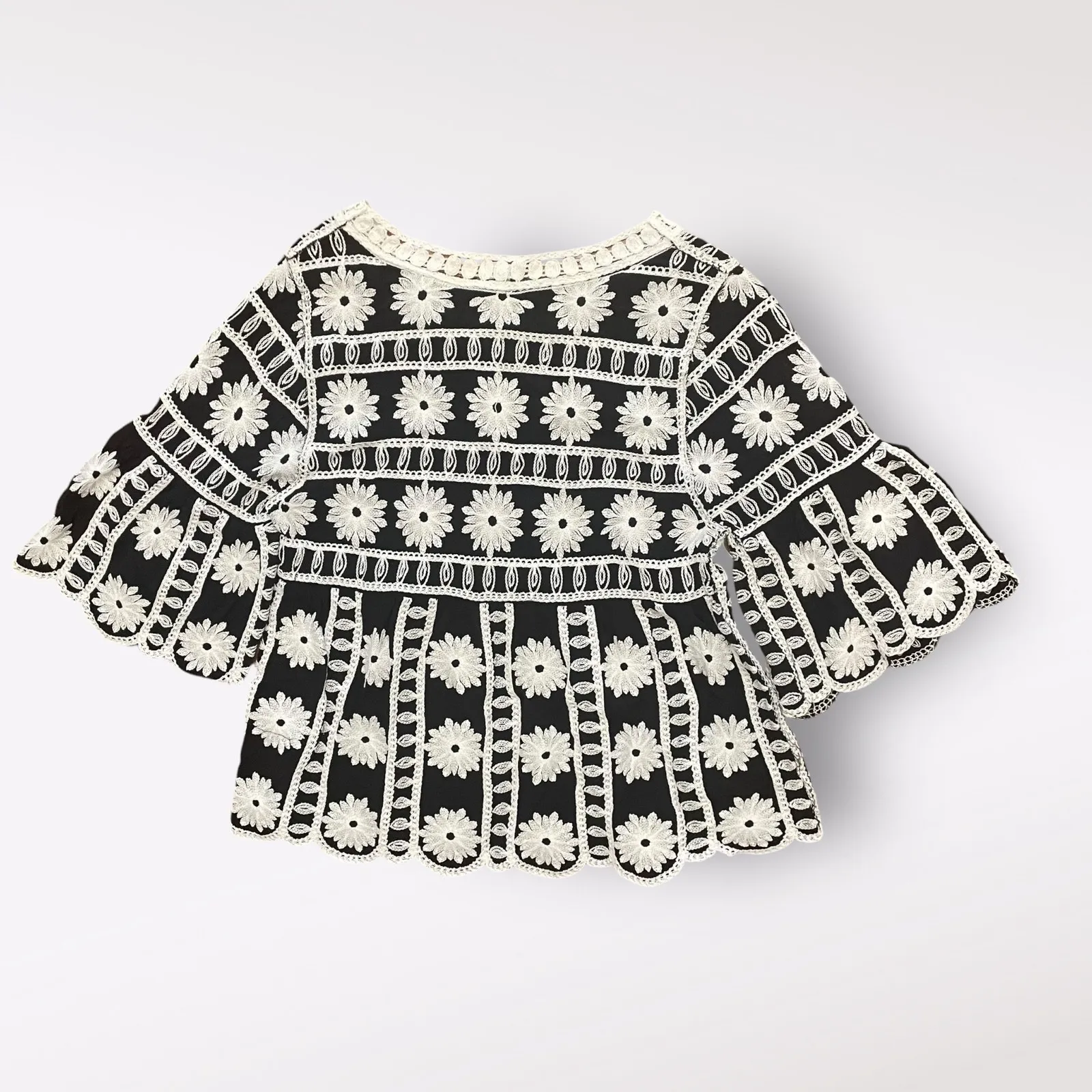 Kindred Embroidered Scalloped‎ edge Boho Top Size M - Image 4