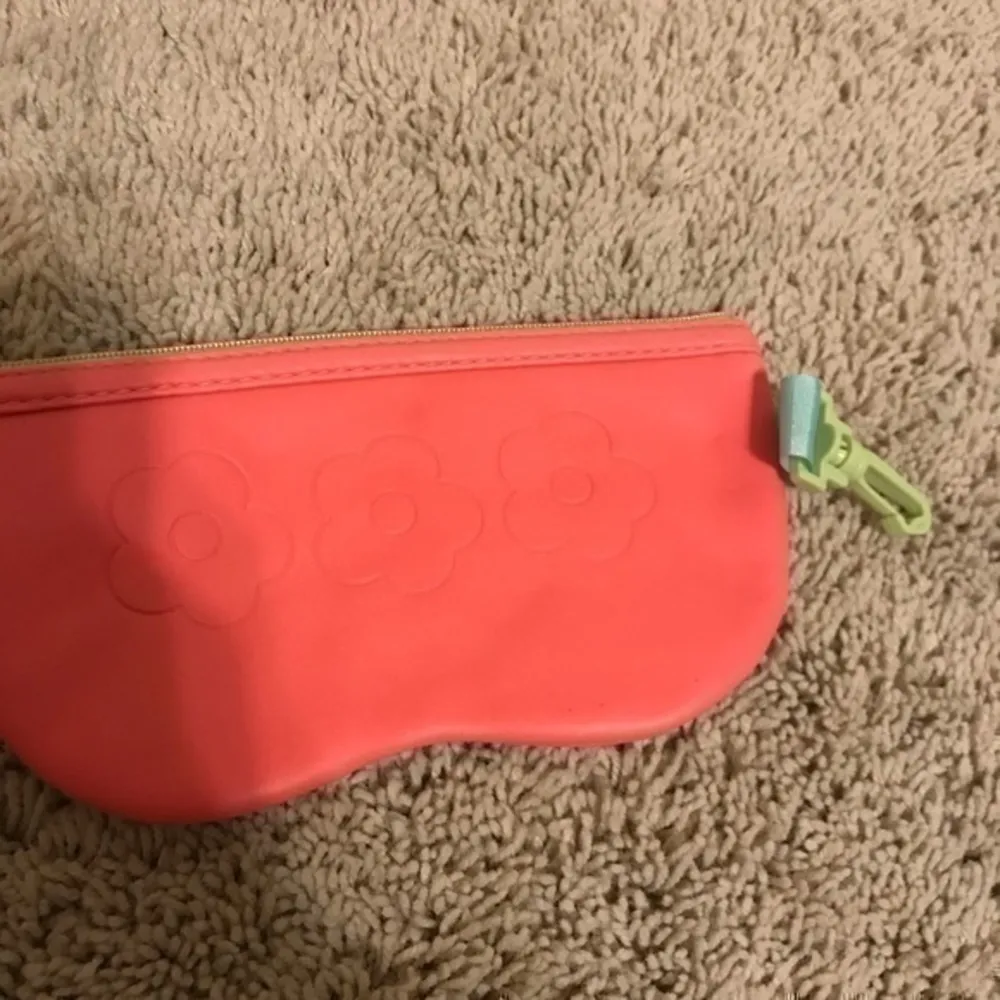 pink flower clinique soft padded glasses case - Image 15