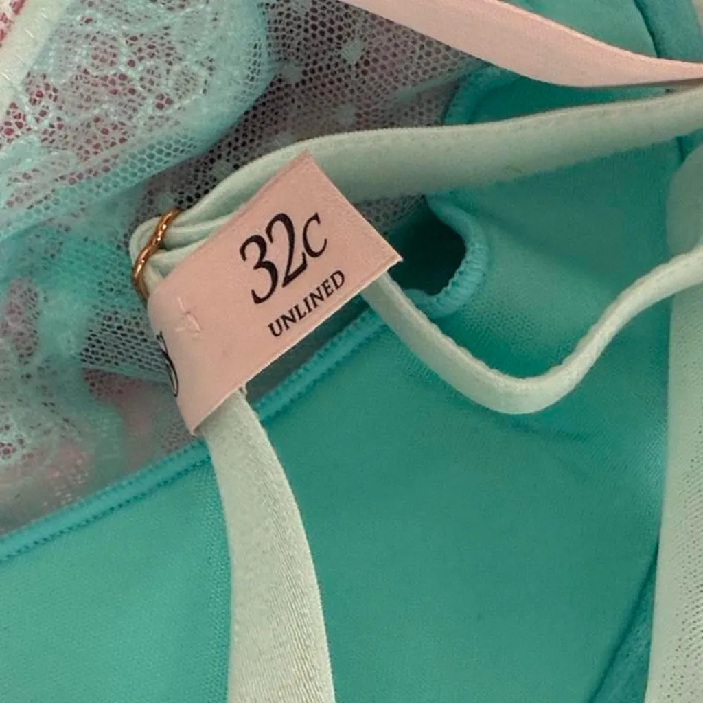 Victoria’s Secret Lace Bra - Image 7