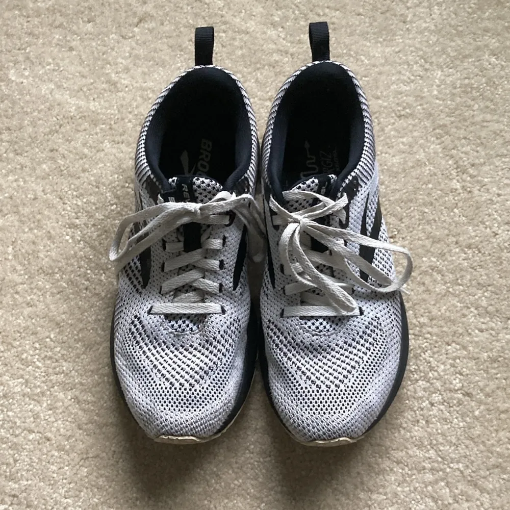 Brooks Revel 5 Running Sneakers Women’s Size 8.5 Gray Black Active - Image 2