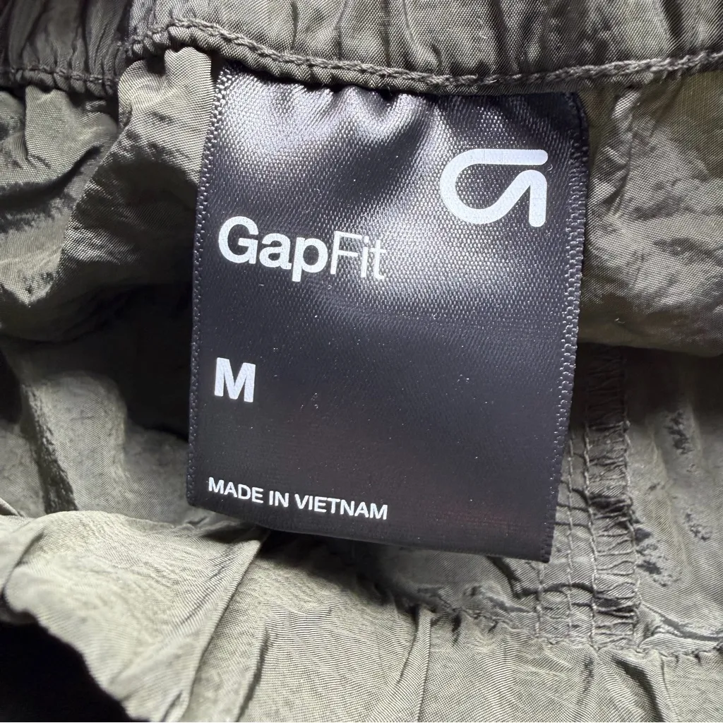 GapFit Parachute Cargo Pants in bamboo army green size Medium NWT crinkle nylon - Image 9