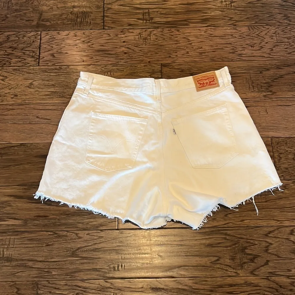 Levi’s High Waisted Mom Shorts Size 34 - Image 2