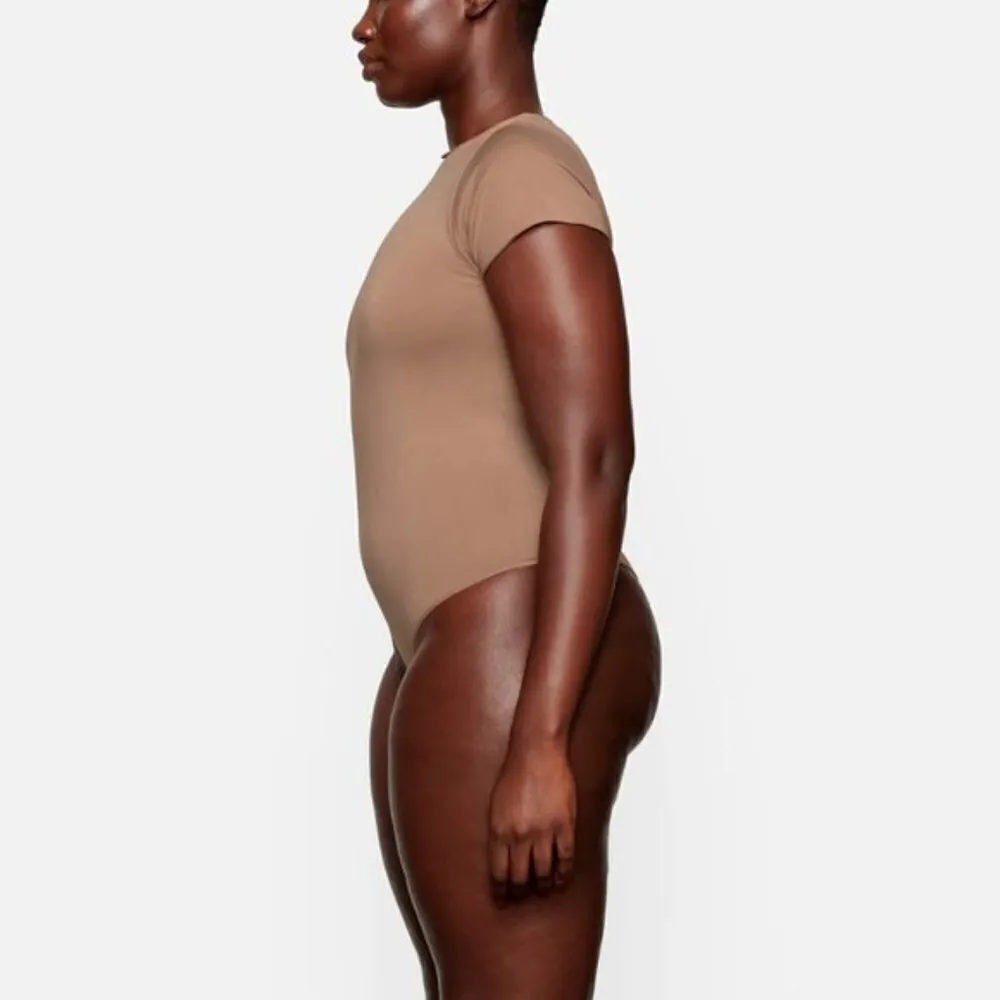 SKIMS Essential T-Shirt Thong Bodysuit in Tigers Eye Size Large/X-Large - Image 8