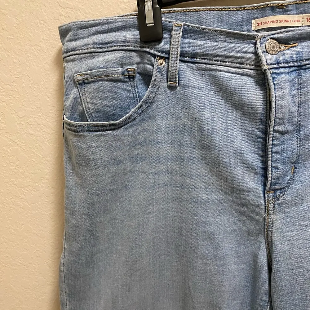 Levi's 311 Shaping Skinny Capri Mid Rise Cuffed Jeans Light Wash Size 16W - Image 3