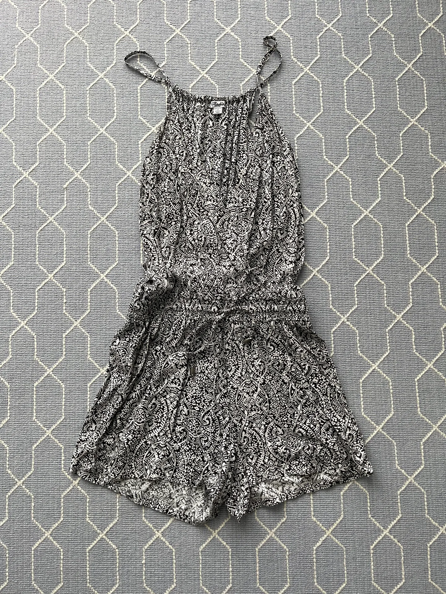 Black and White Paisley V-Neck Crossover Romper Size Small - Image 3