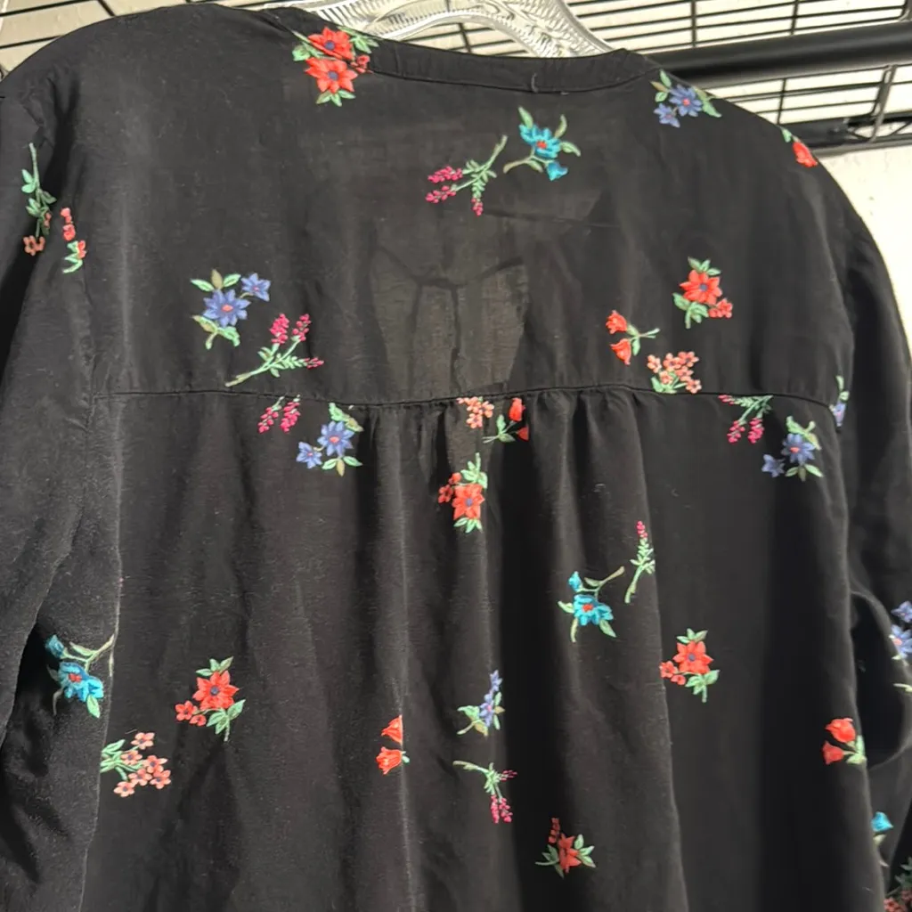 Old Navy Black Blouse with Floral Design - Image 8