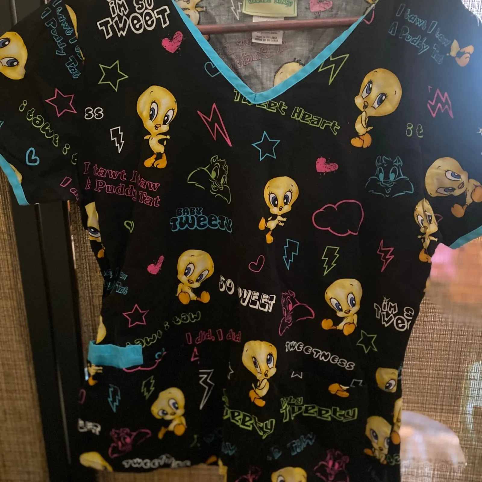 Vintage looney tunes tweety bird Scrub Top size small - Image 2