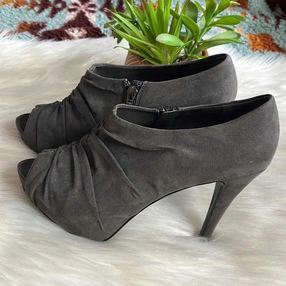 guess • side zip peep toe rouched bootie heels - Image 91