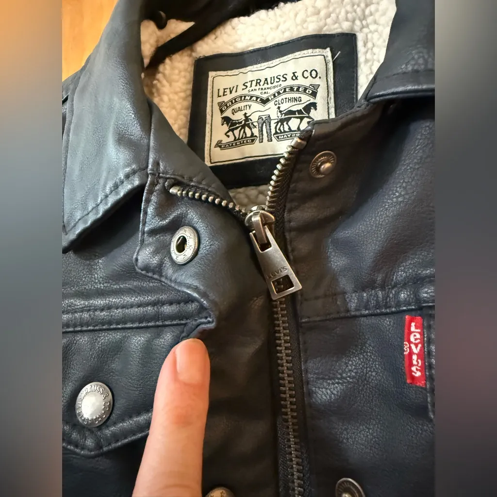 Levi's Faux Leather Trucker Jacket Sherpa Lined Black Grunge Sleek Womens Medium - Image 2
