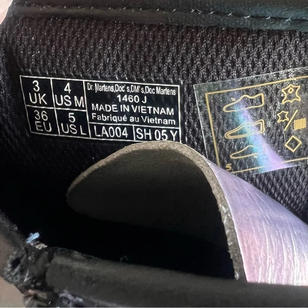 DR. MARTENS Junior 1460 Lace Up Unisex Boots Size 5 or 4#B1175 B1123 - Image 8