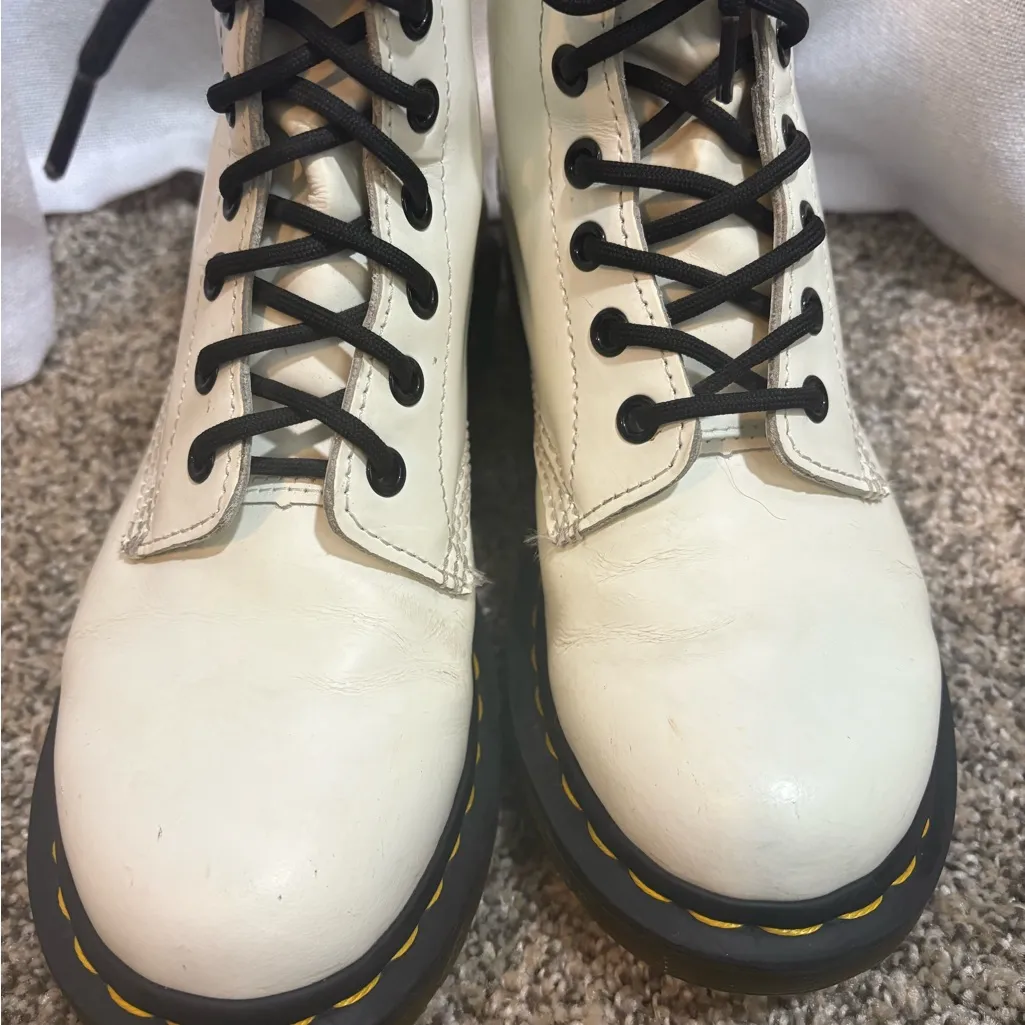 White‎ Lace Up Dr. Martens White Leather Boots Size 7 EUC - Image 5