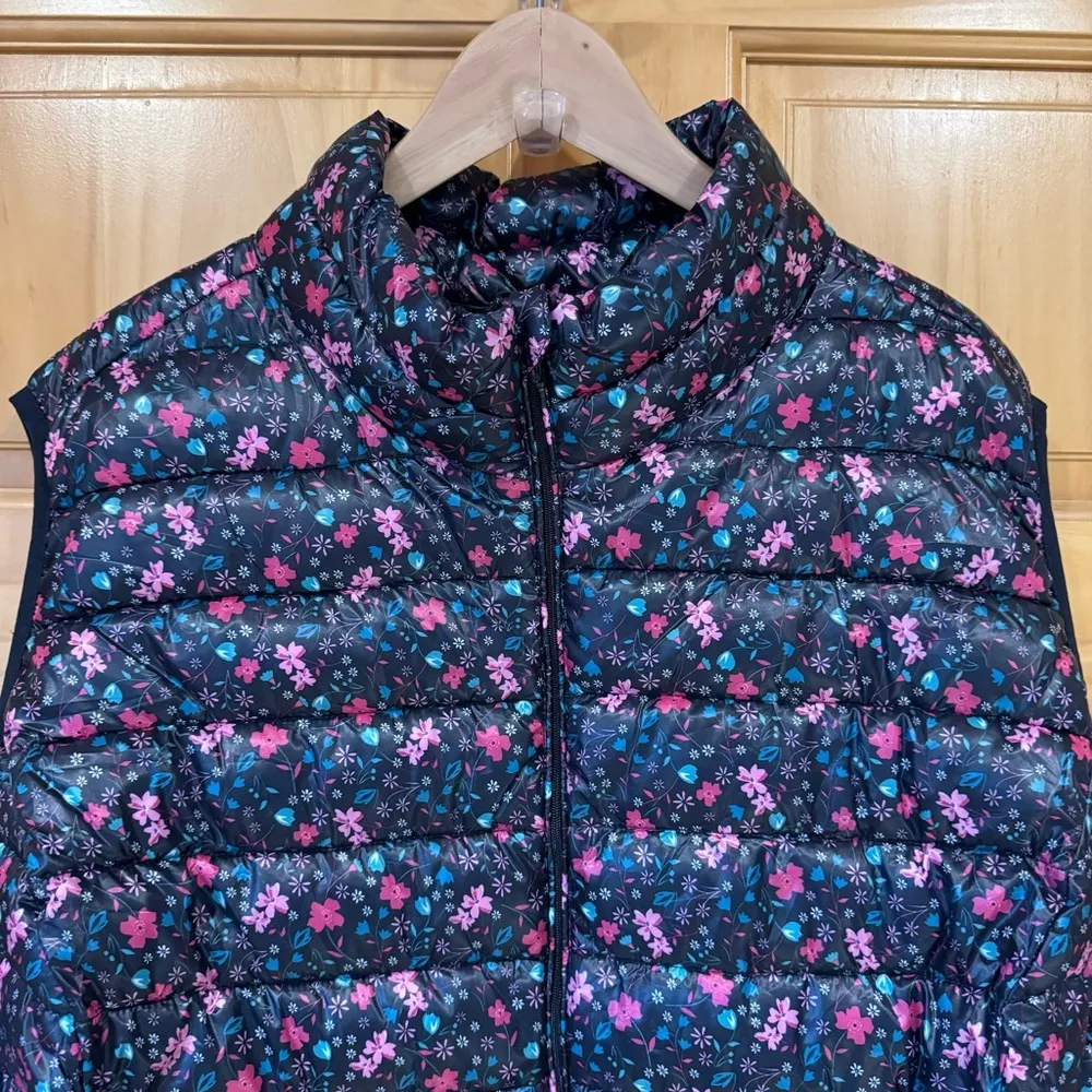 Woman Within floral navy packable puffer vest plus size 2X. Excellent condition! - Image 3