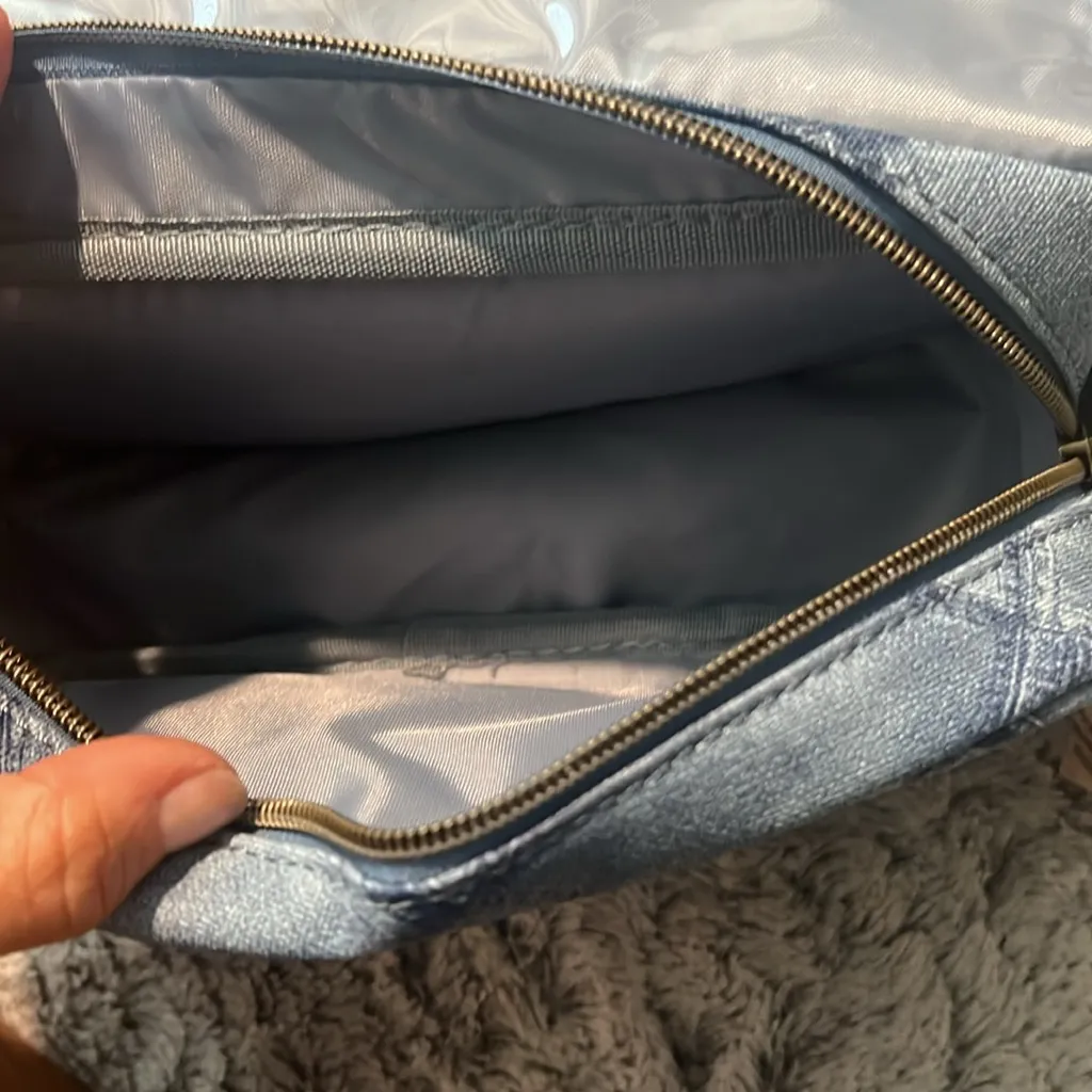 Revive Vintage hanging travel bag with denim design. Waterproof and NWT Blue - Image 5