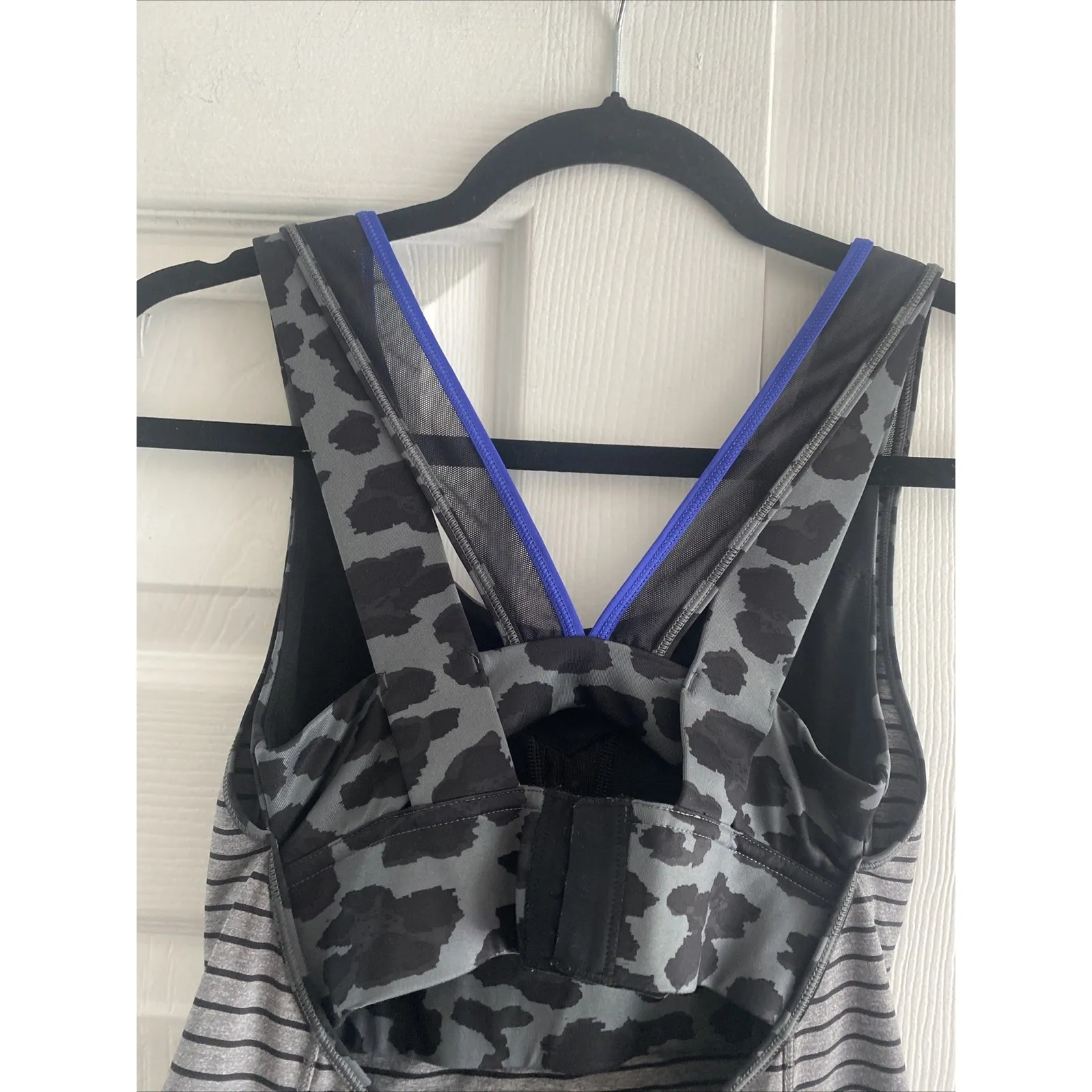 Lululemon Womens 4 Gray Stripe Tank Built in Bra Open Back Athletic Gym Workout‎ - Image 4