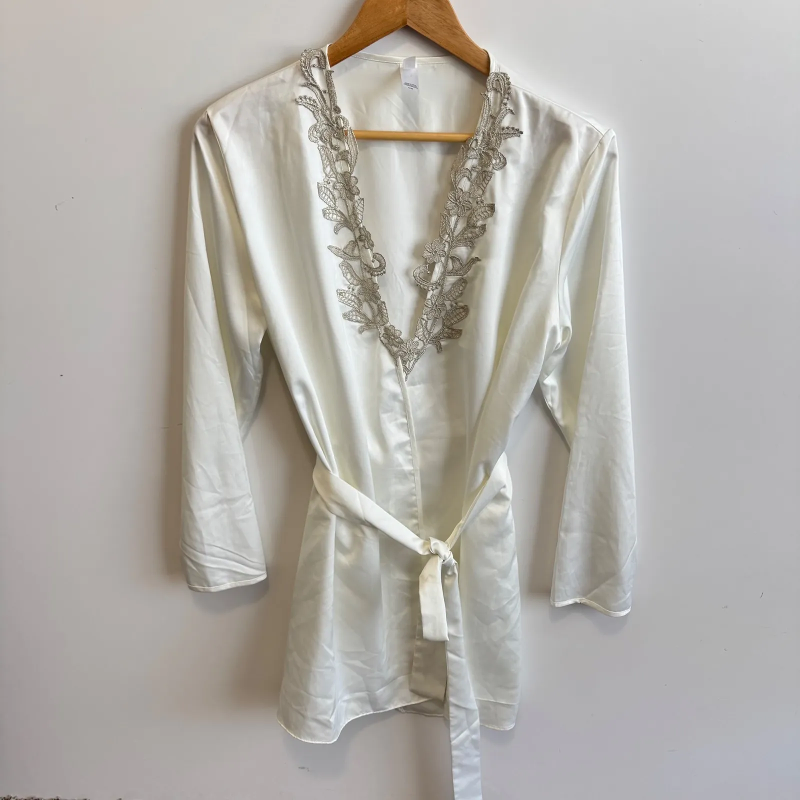 Flora Nikrooz Robe S/M White Silver‎ Lace Trim Belted Polyester - Image 6